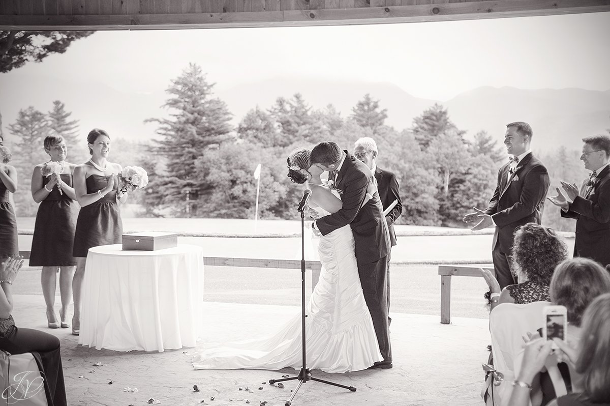 amazing wedding first kiss moment