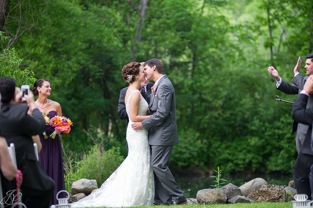 amazing first kiss at wedding