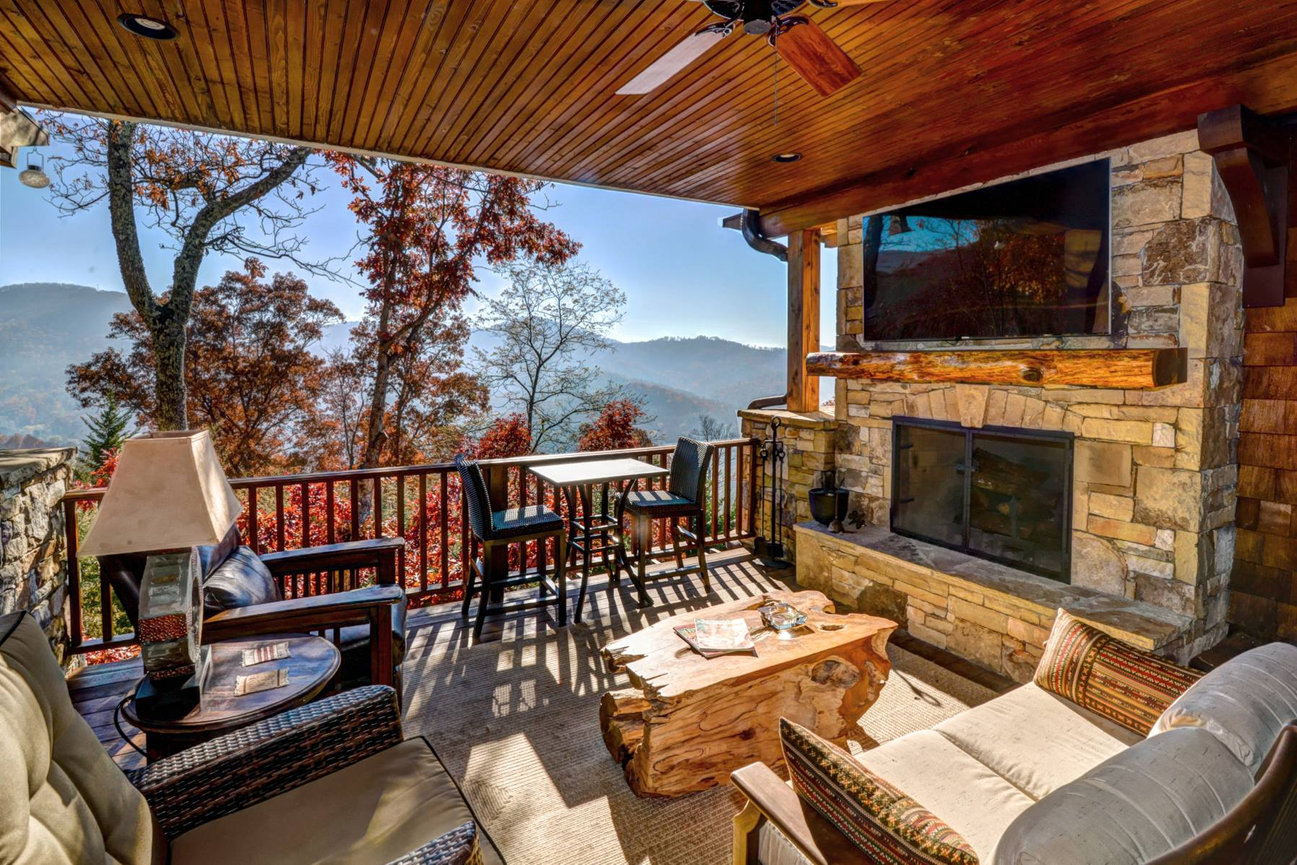 Six Reasons We’re Head Over Heels for Wallpaper