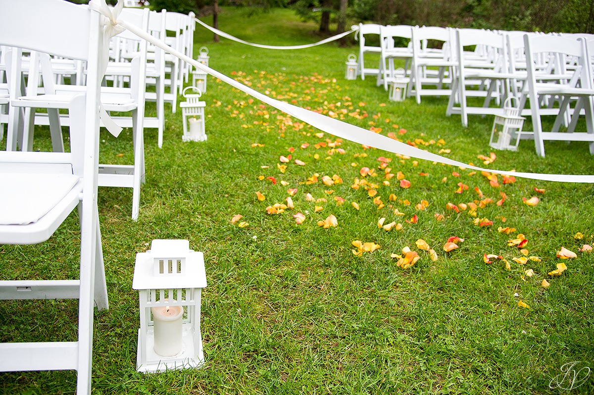 unique details of an outside ceremony