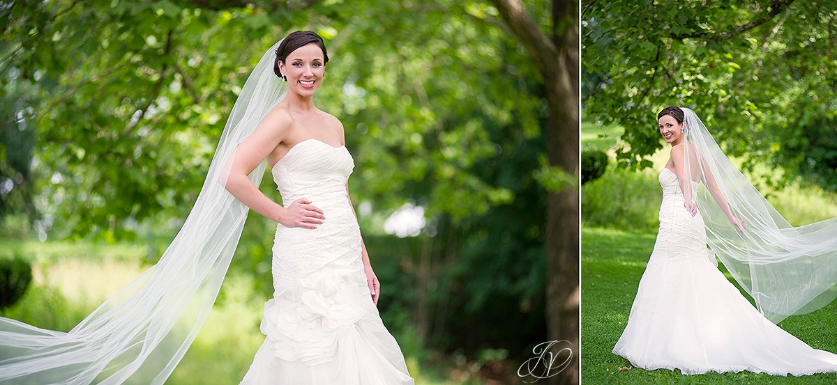 gorgeous photos of bride with floor length veil