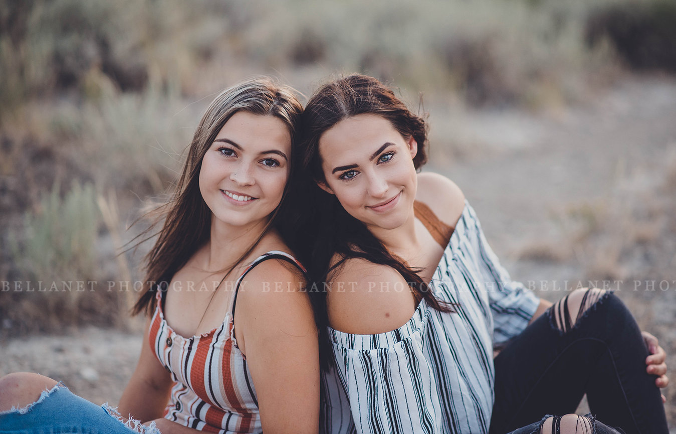 The Best Poses and Ideas for a Best Friend Photoshoot | Skylum Blog