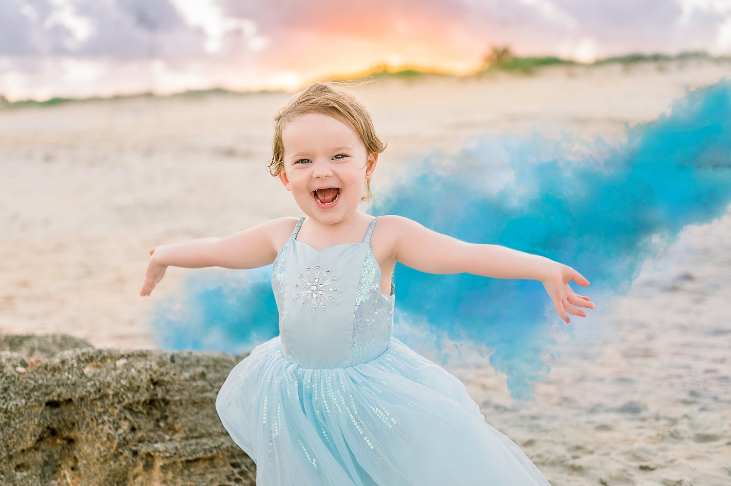 big sister gender reveal, smoke gender reveal, beach gender reveal, Rya Duncklee