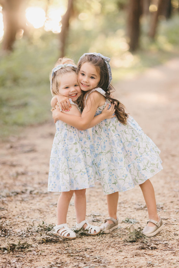 Minneapolis family photographer offering simple, timeless portraits with a modern twist. Studio & outdoor sessions available for maternity, newborn, baby, and family photography.