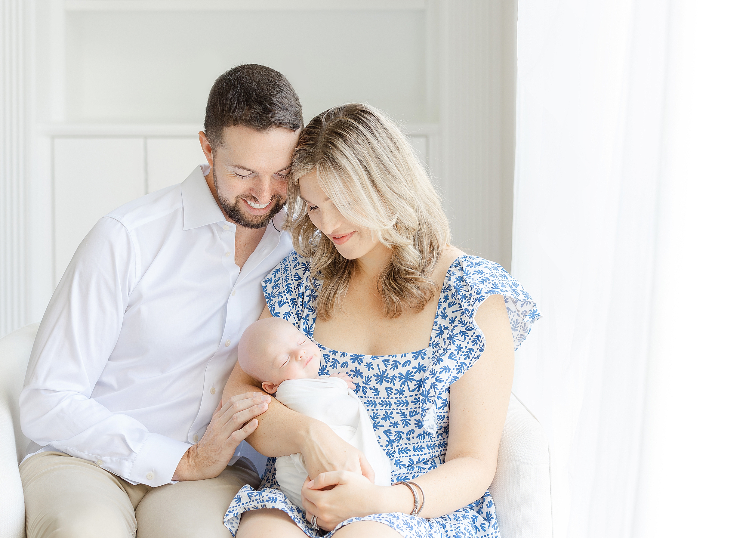Light and airy newborn portrait session at home.