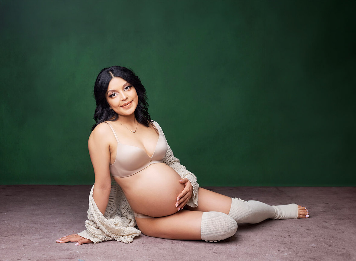 best Bloomington maternity photographer, maternity photography near me Bloomington, maternity portrait studio Bloomington IL