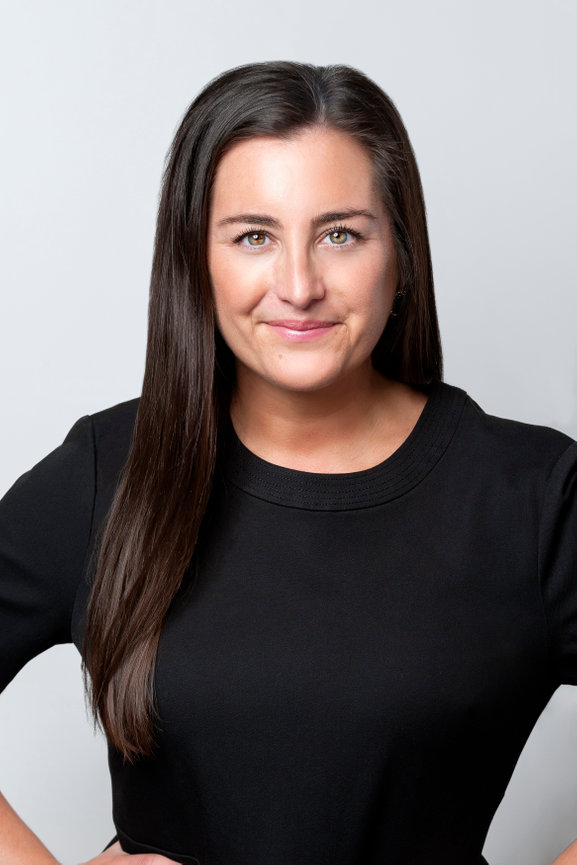White woman with dark hair, female photoshot, Photography by Heather Raub of FrontRoom Images