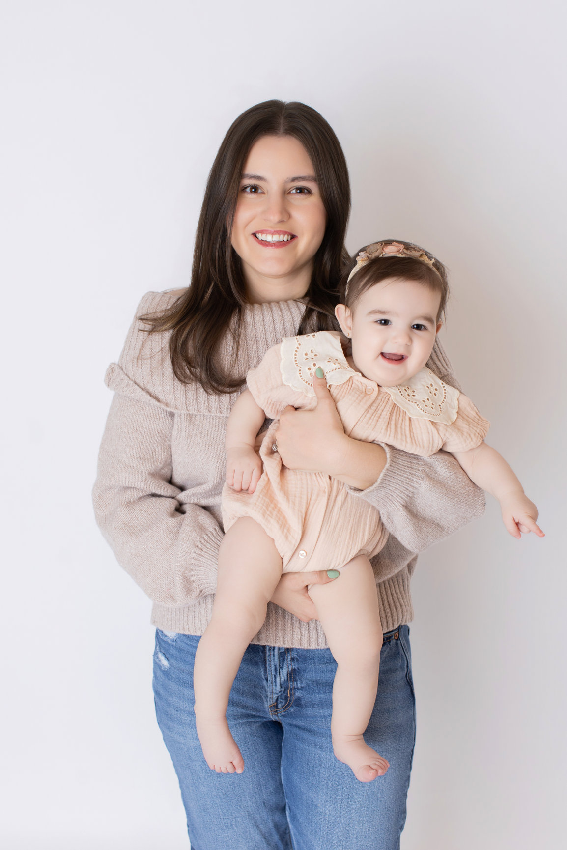 Calgary cake smash photography sage tulle sprinkles and family first birthday session photo 17