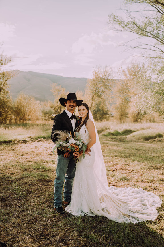 Idaho Western Wedding Photographer, Western Bride and GRoom, Elopement to Idaho, Salmon Idaho Photographer